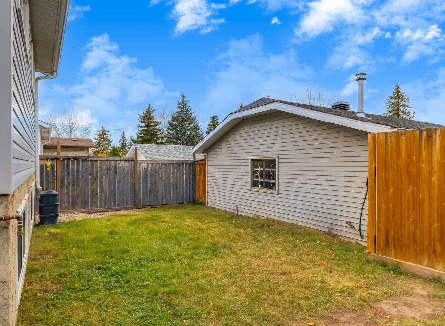 Discover the potential of this charming backyard, perfect for outdoor living and entertaining.