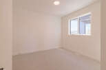 Discover this bright and airy room, perfect for a home office or a cozy bedroom.