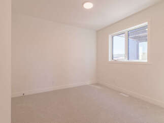 Discover this bright and airy room, perfect for a home office or a cozy bedroom.