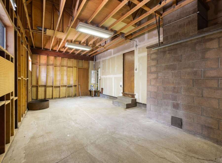 Discover the potential of this versatile space, perfect for a workshop, storage, or conversion.