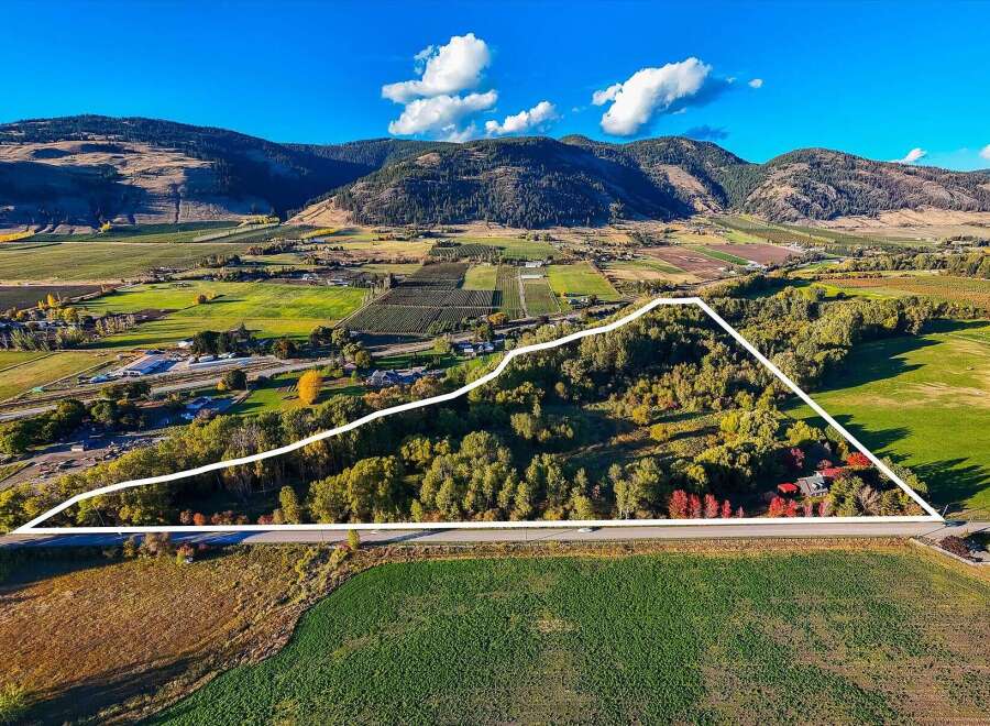 Discover this expansive property nestled amidst rolling hills and picturesque farmland.