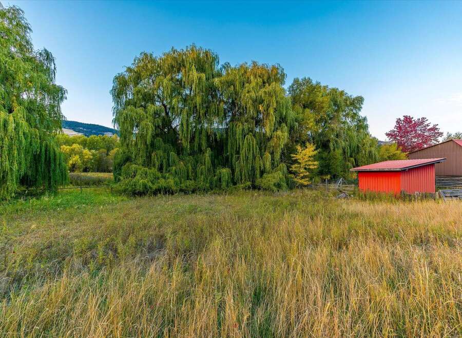 Discover a picturesque rural setting with this charming property.