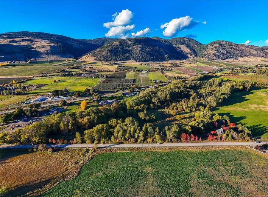 Experience the beauty of autumn in this stunning aerial view of a rural landscape.