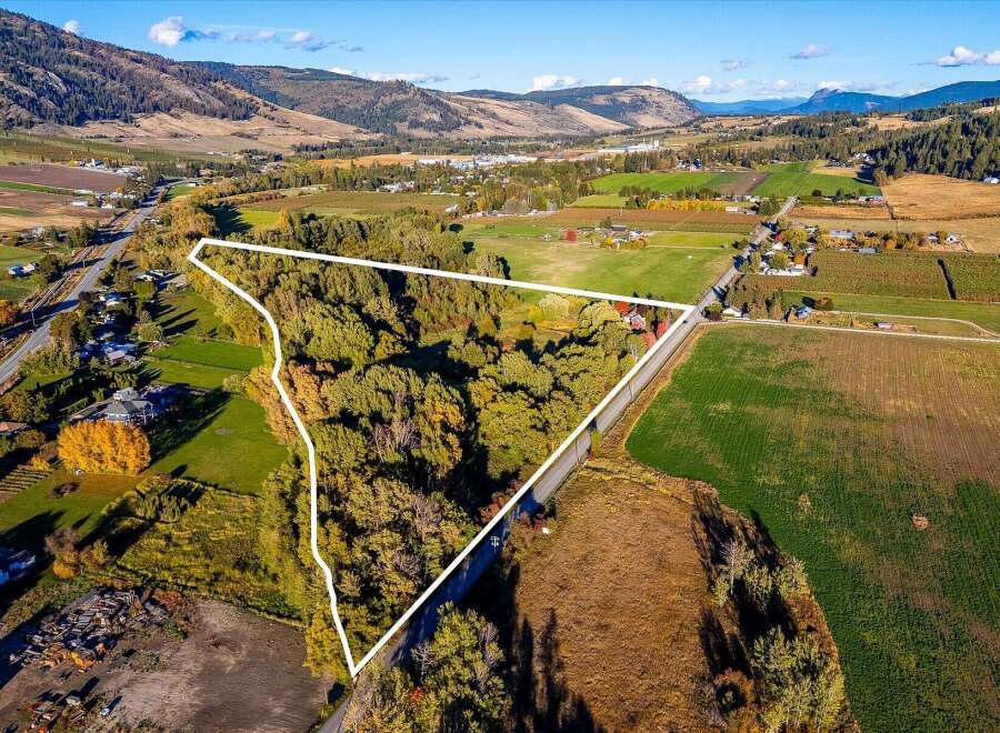 Discover this expansive parcel of land, nestled amidst rolling hills and picturesque farmland.