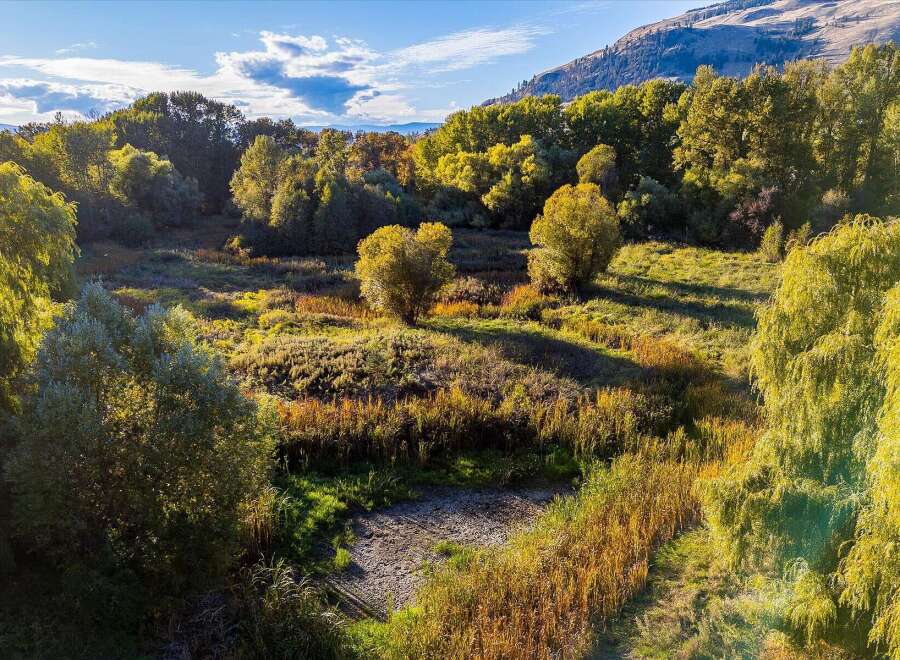 Discover a serene natural landscape perfect for a peaceful retreat.