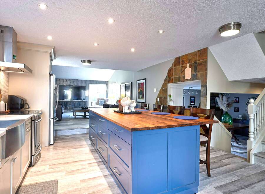 Experience the perfect blend of modern style and functionality in this stunning kitchen.