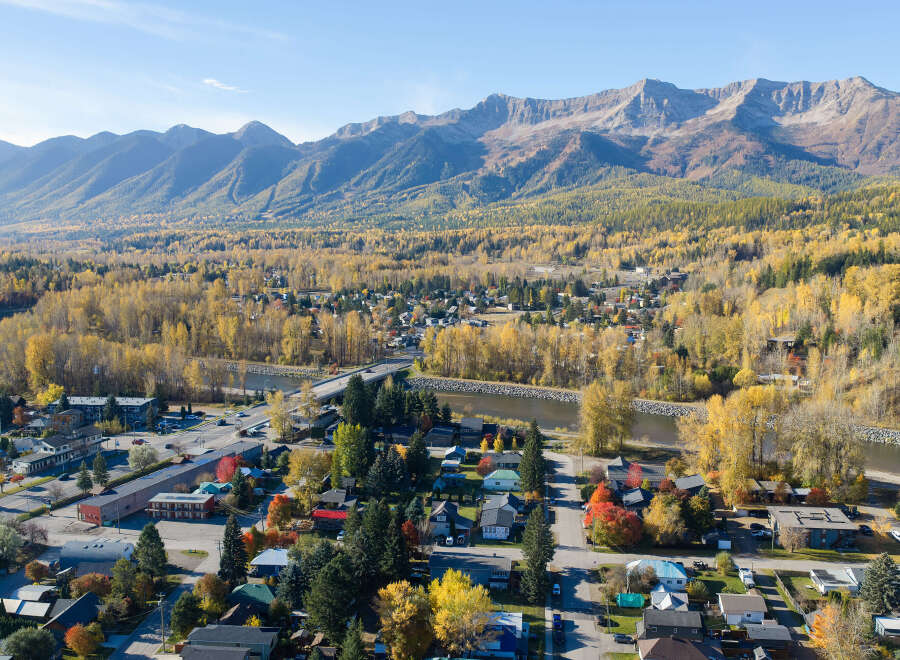 Experience the charm of this picturesque mountain town during peak autumn foliage.