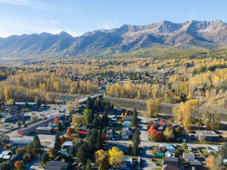 Experience the charm of this picturesque mountain town during peak autumn foliage.