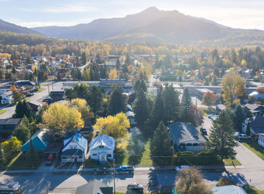 Experience the charm of this picturesque town nestled amidst stunning mountain scenery.