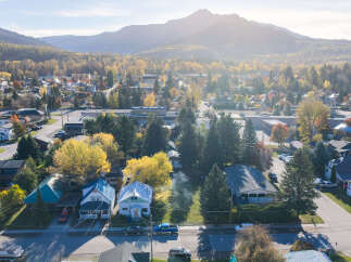 Experience the charm of this picturesque town nestled amidst stunning mountain scenery.