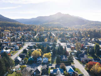 Experience the charm of this picturesque mountain town nestled amidst vibrant autumn foliage.
