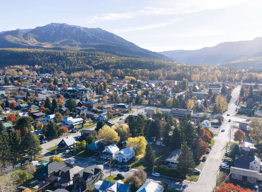 Experience the charm of this picturesque mountain town nestled amidst vibrant autumn foliage.