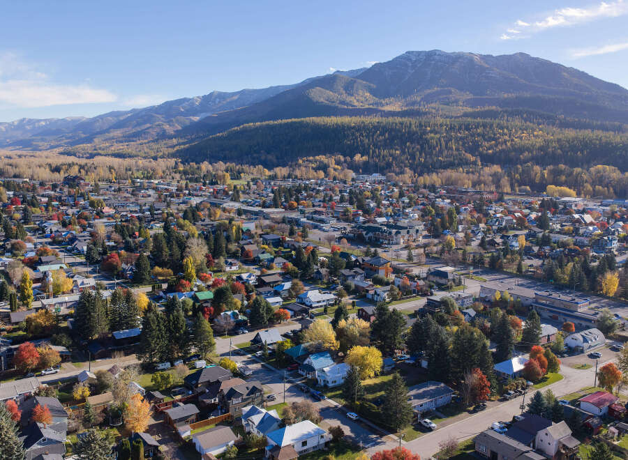 Experience the charm of this picturesque mountain town during the vibrant autumn season.