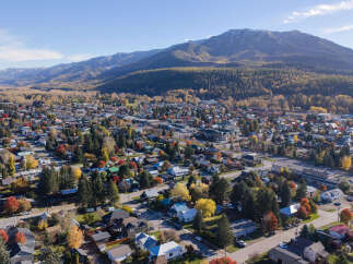 Experience the charm of this picturesque mountain town during the vibrant autumn season.
