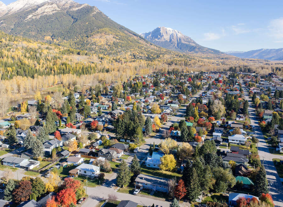 Experience the beauty of autumn in this charming residential neighborhood nestled against a backdrop of majestic mountains.