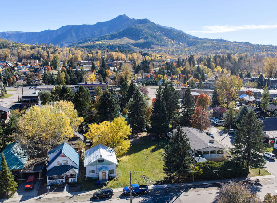 Experience the charm of this picturesque mountain town during peak autumn foliage.