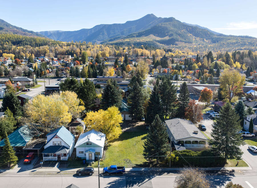 Experience the charm of this picturesque mountain town during the vibrant autumn season.