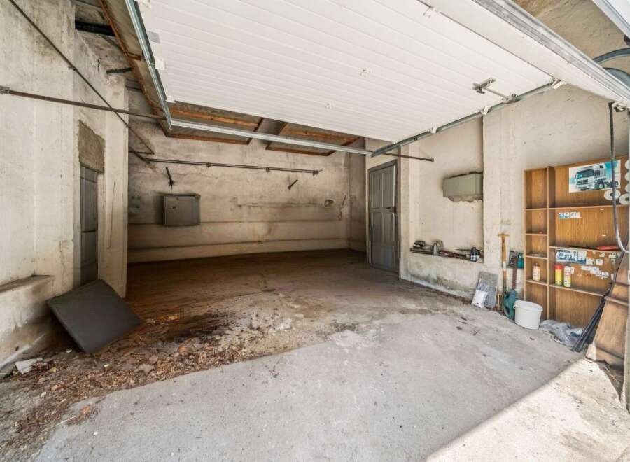 Discover this spacious garage, perfect for vehicle storage or as a workshop.