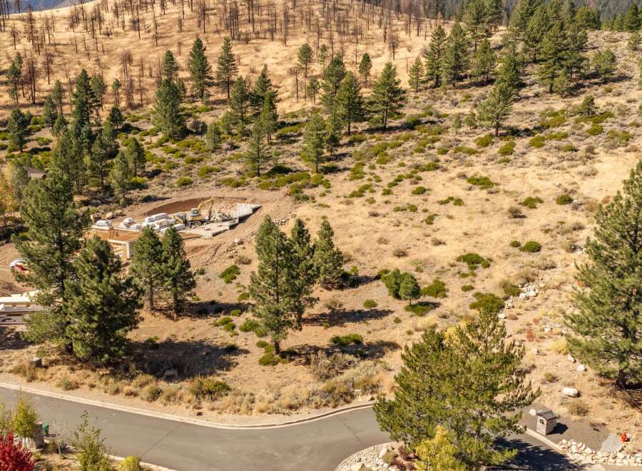 Discover an exceptional opportunity to build your dream home in this picturesque mountain setting.