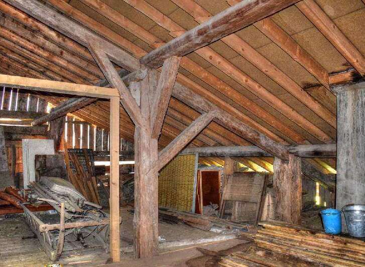 Discover this rustic barn with its charming exposed wooden beams and spacious attic.