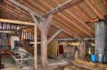 Discover this rustic barn with its charming exposed wooden beams and spacious attic.