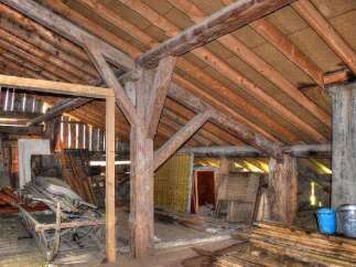 Discover this rustic barn with its charming exposed wooden beams and spacious attic.