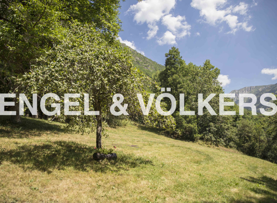 Discover this idyllic plot of land nestled in a serene mountain setting.