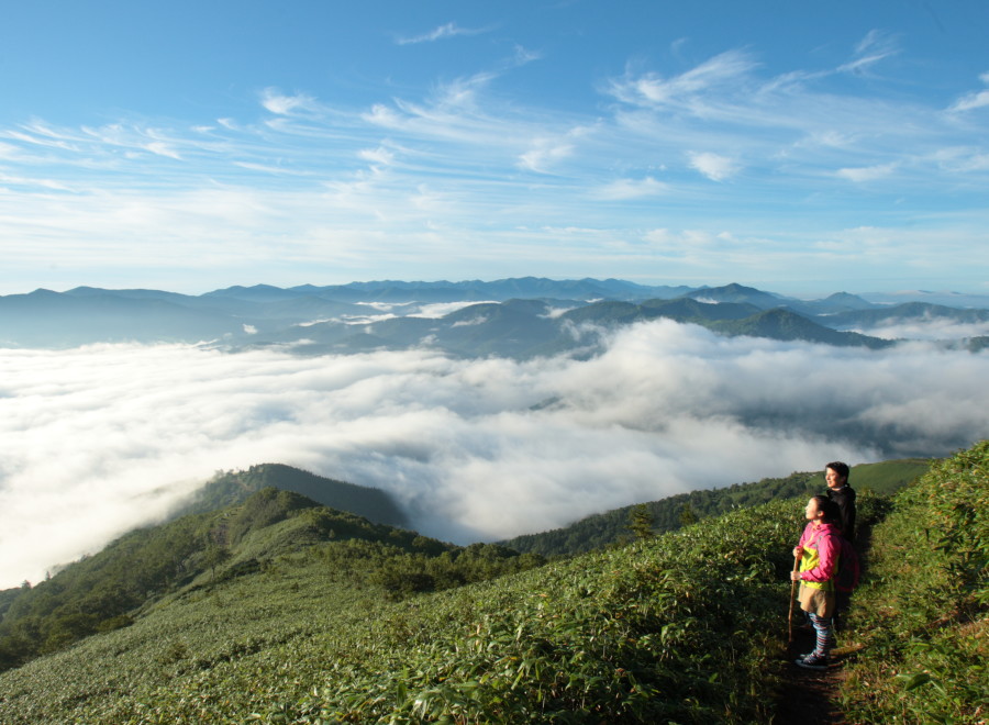 Enjoy breathtaking views from this mountain peak, where a sea of clouds blankets the valleys below.