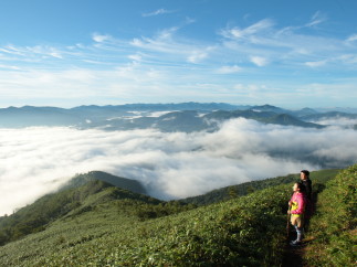 Enjoy breathtaking views from this mountain peak, where a sea of clouds blankets the valleys below.