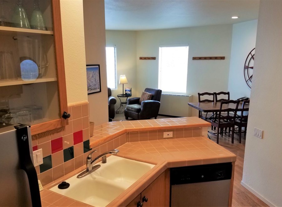 Discover this charming property featuring a well-equipped kitchen with a convenient sink and dishwasher.