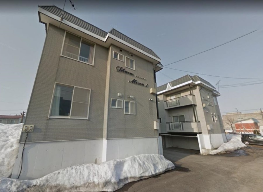 Discover this charming 2-unit apartment building, ideally situated in a peaceful neighborhood.