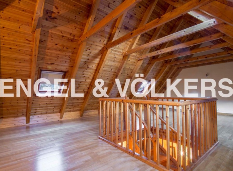 Discover this stunning attic space with exposed wooden beams and a spacious layout.