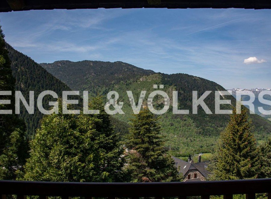 Mountain View Estate: Breathtaking panoramic views of the Pyrenees Mountains.
