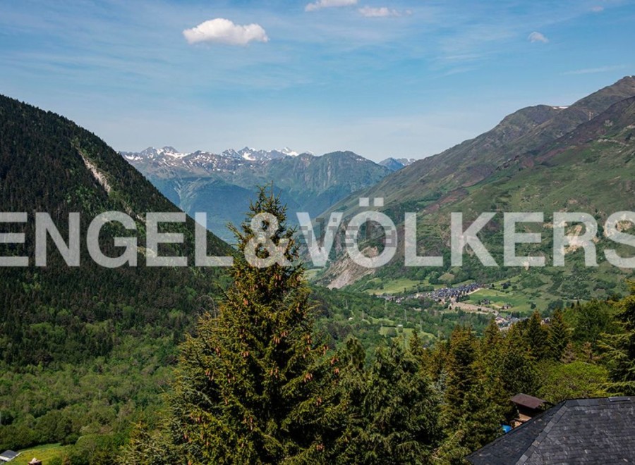 Mountain View Estate: Breathtaking panoramic views of the Pyrenees mountains and lush valleys.