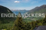 Mountain View Estate: Breathtaking panoramic views of the Pyrenees mountains and lush valleys.