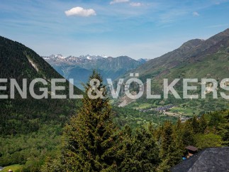 Mountain View Estate: Breathtaking panoramic views of the Pyrenees mountains and lush valleys.