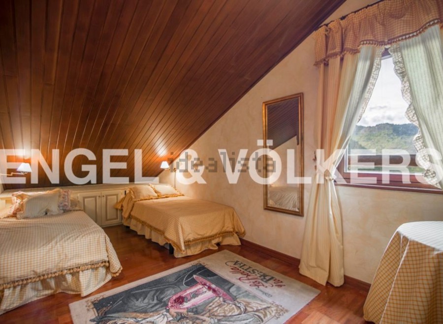 Charming attic bedroom with twin beds, offering a cozy and tranquil atmosphere.