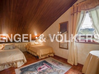 Charming attic bedroom with twin beds, offering a cozy and tranquil atmosphere.