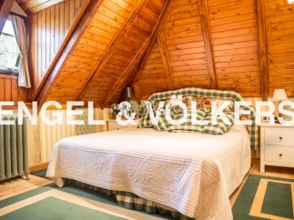 Charming attic bedroom with wooden beams and a cozy atmosphere.