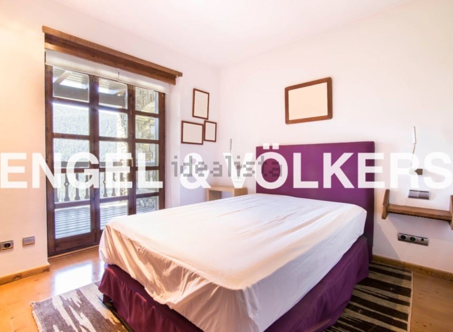 This charming bedroom boasts a comfortable double bed, large windows offering stunning views, and plenty of natural light.