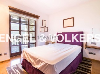 This charming bedroom boasts a comfortable double bed, large windows offering stunning views, and plenty of natural light.