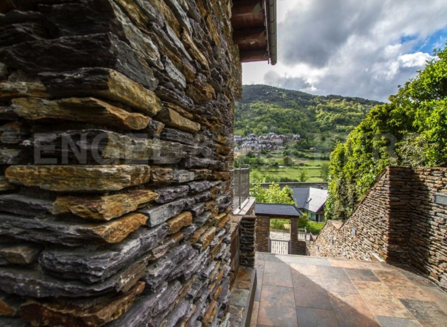 This stunning property boasts a unique stone exterior, perfectly complementing the picturesque mountain views.