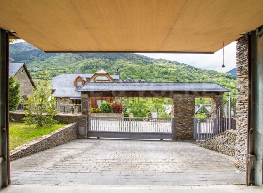 This stunning property boasts a private gated entrance, leading to a charming cobblestone driveway.