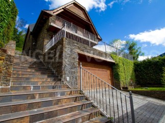 Mountain retreat with stone and wood exterior, offering stunning views.
