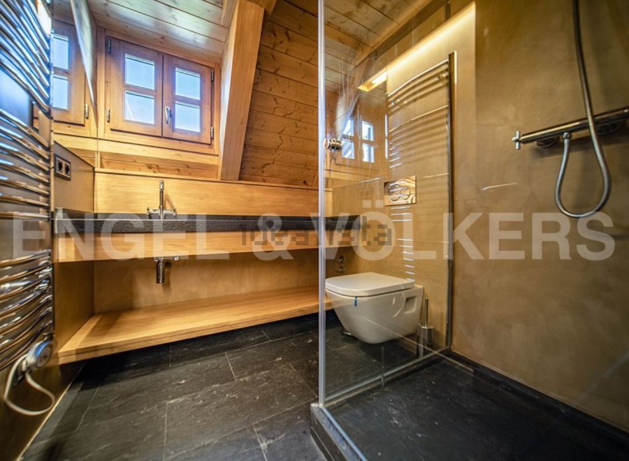 This stunning bathroom boasts a unique blend of rustic charm and modern amenities.