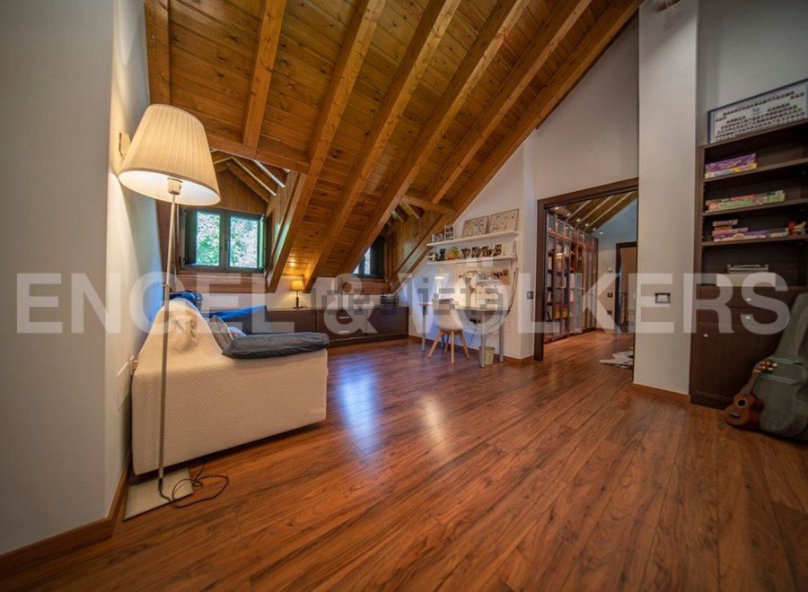This stunning attic conversion boasts a spacious and bright layout, perfect for a family or individual.