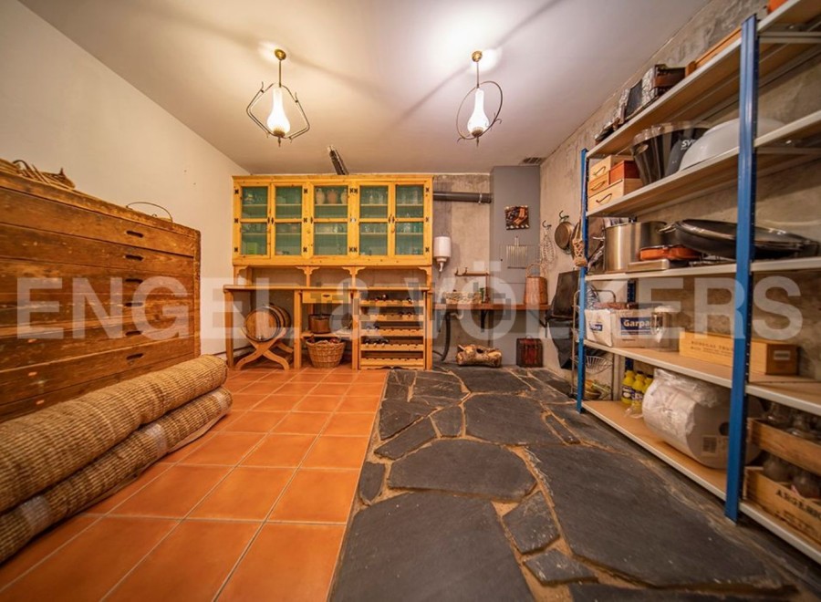 This unique property boasts a spacious, well-equipped basement perfect for storage and organization.