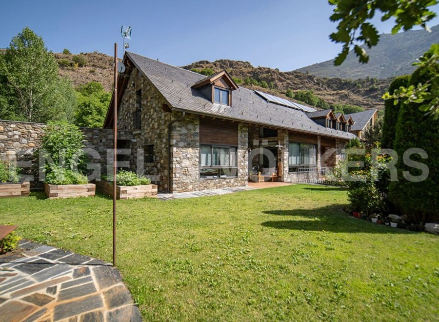 Mountain retreat with stunning views and a spacious garden.