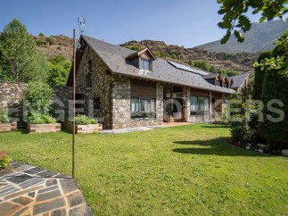 Mountain retreat with stunning views and a spacious garden.