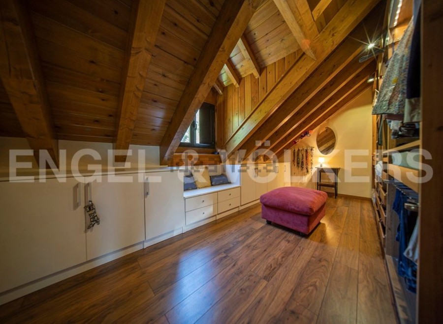 Discover this stunning attic conversion boasting a spacious walk-in closet and built-in storage solutions.
